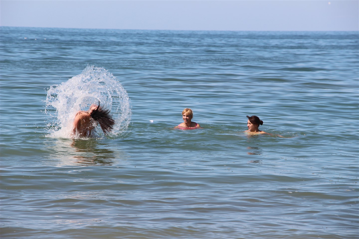 2015 год. Было довольно тепло и девочки купались.